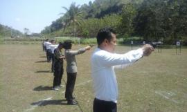 Latihan Menembak Di Lapangan Desa